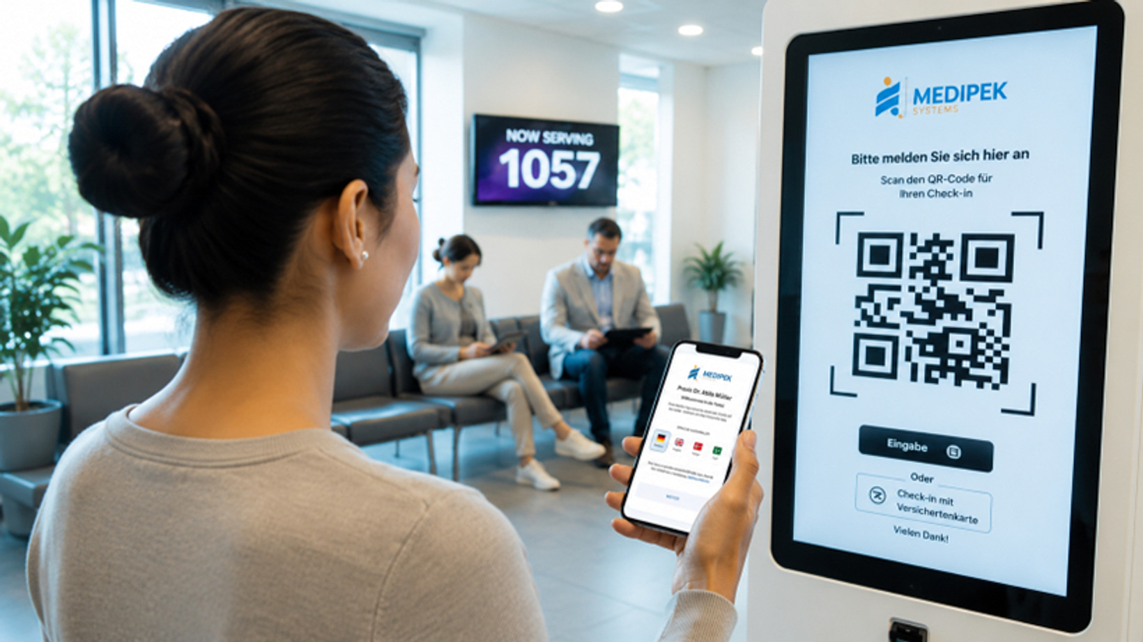 Patient scannt QR-Code am Praxiseingang